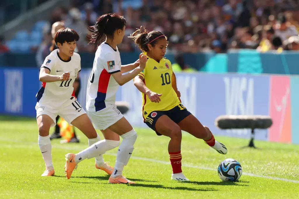 包含哥伦比亚足球选手备战奥运会，争夺国际荣誉的词条