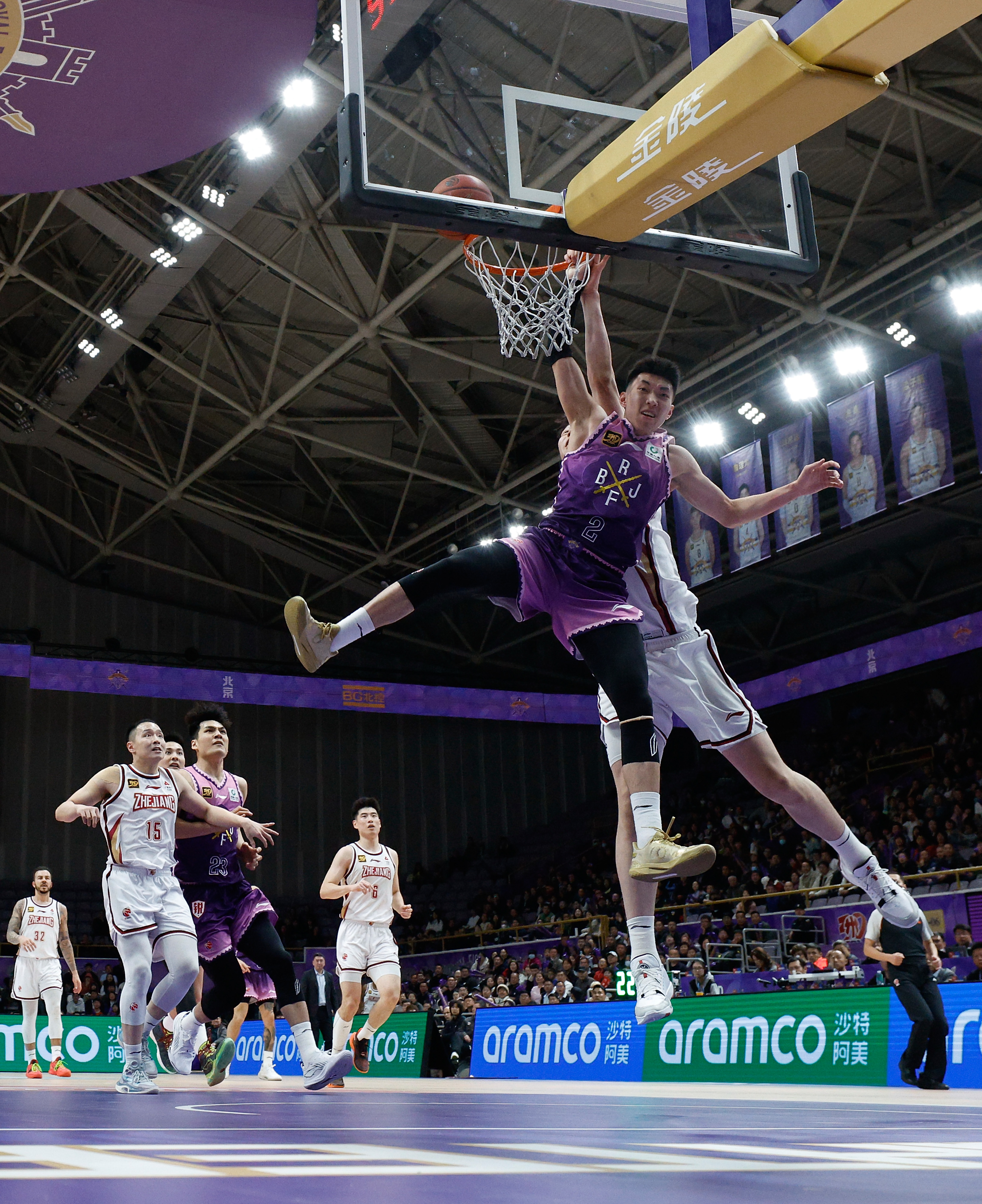 一场激烈的篮球对决给观众带来了精彩的视觉盛宴的简单介绍