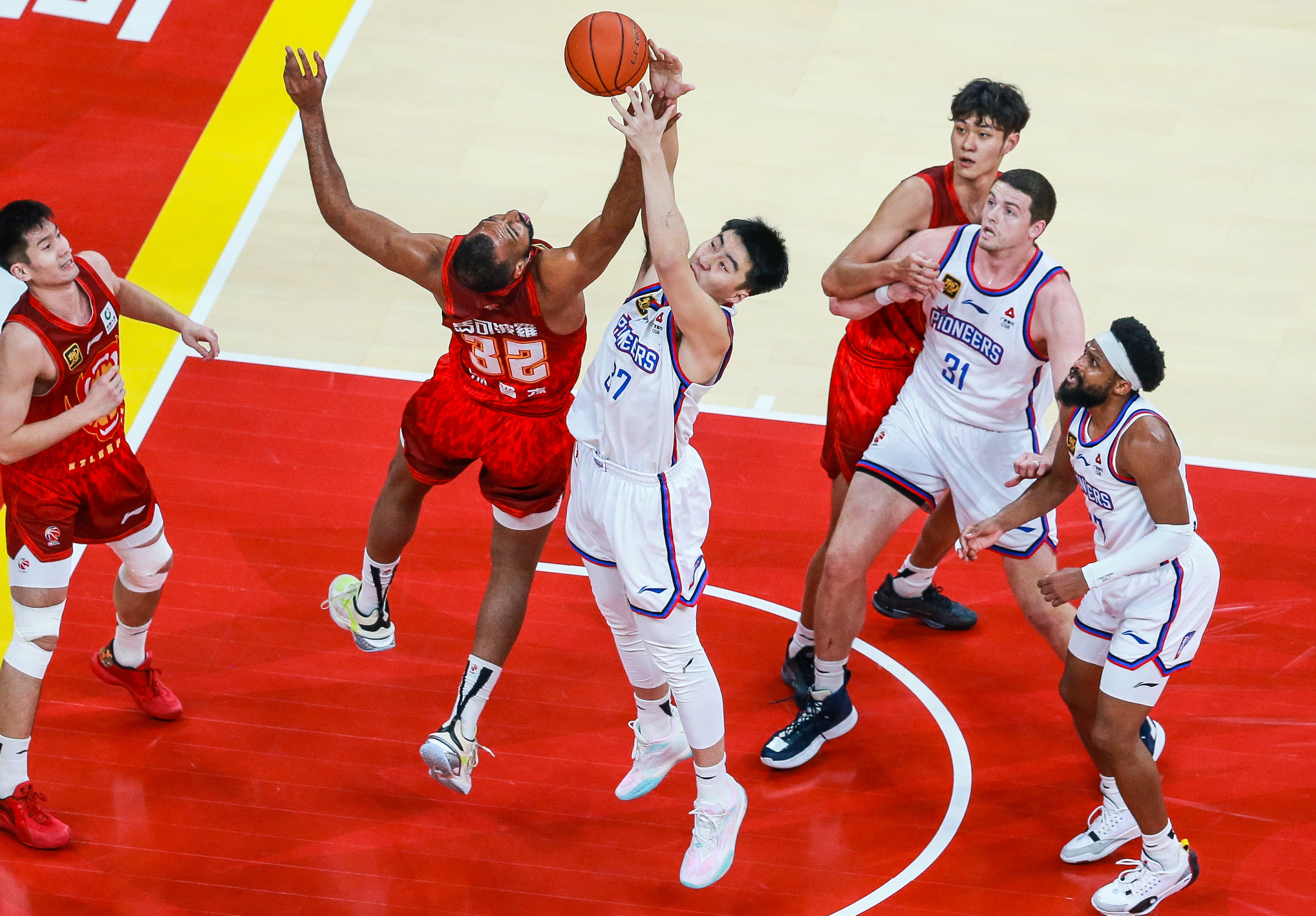 新疆男篮负于深圳队,阻止连胜 新疆男篮负于深圳队,阻止连胜