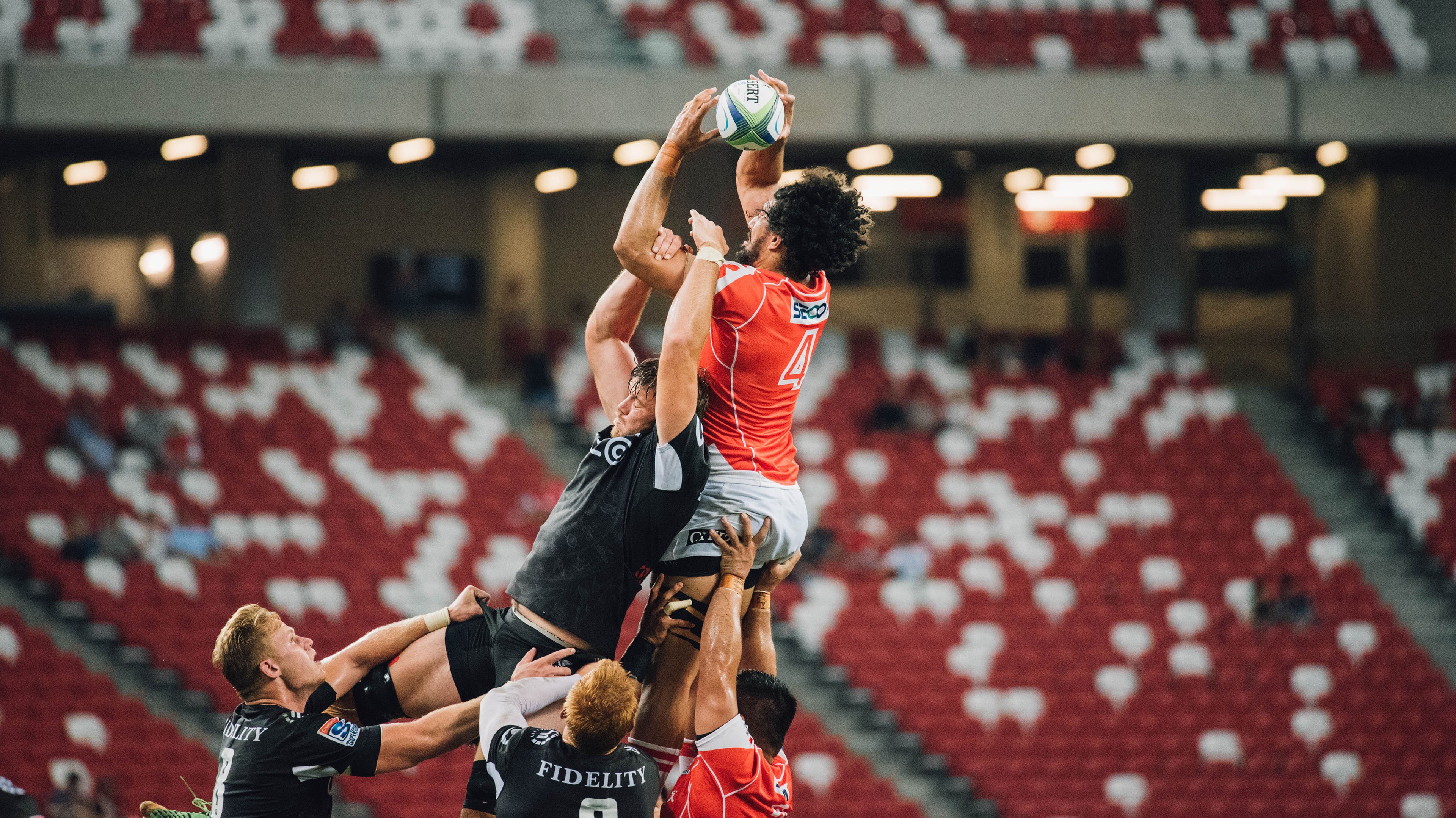 赛道与球场,双线争冠的终极对决