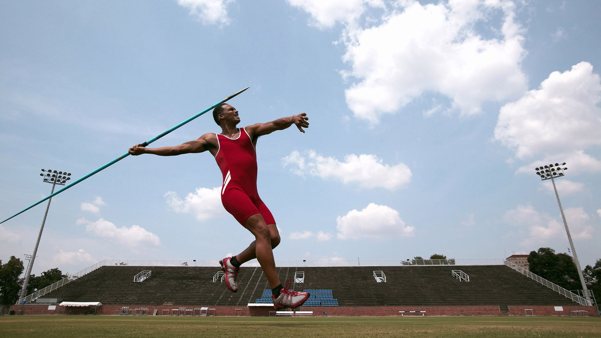 掘金封锁马刺，字母哥成为关键先生，一场跨越时空的战术博弈